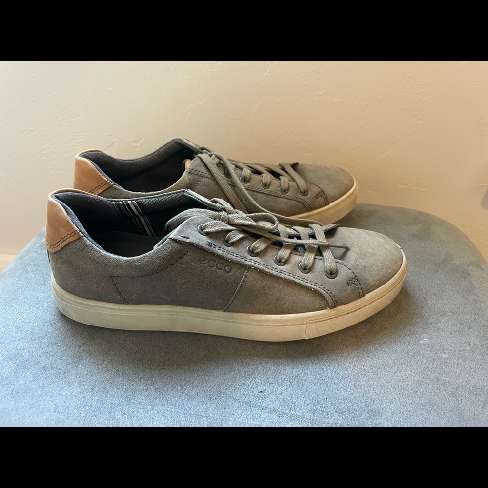 Ecco sneaker. Size 42 (8.5/9). Worn less than 5 times.